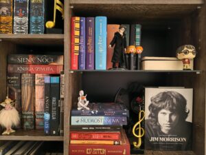 Minimalistička figura - čitač knjige photo review